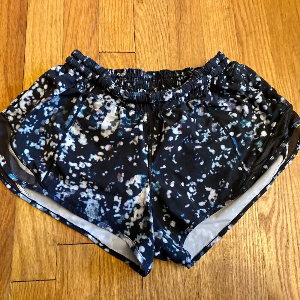 Lululemon Hotty Hot Shorts II 2.5 Pixel Haze Size 6 - Picture 9 of 10